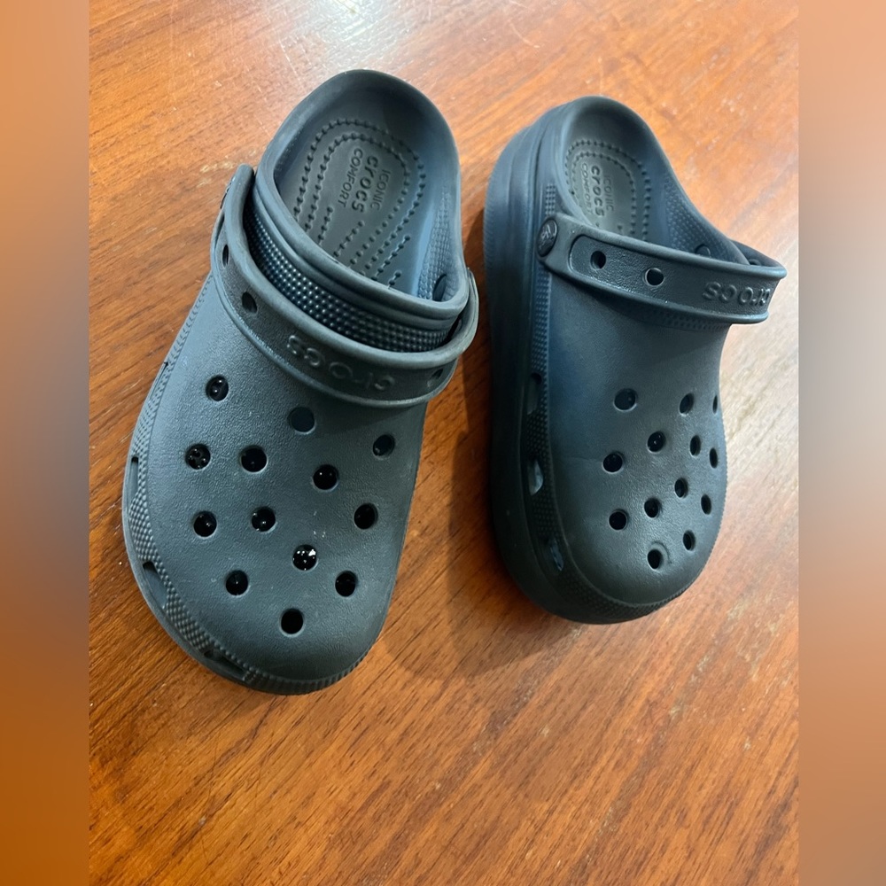 kids size 3 platform crocs black good condition barely worn